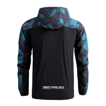 Campera corta rompeviento para hombre, color negro con diseño camuflado azul y capucha, ideal para uso diario urbano.