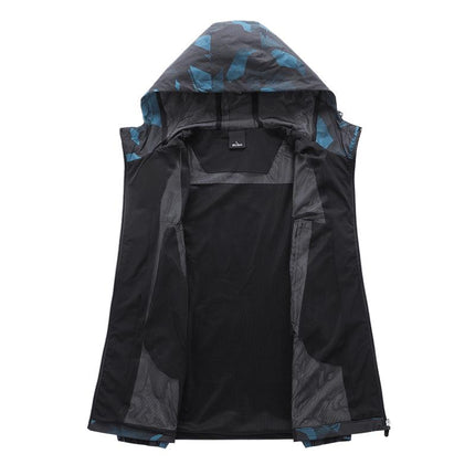 Campera corta rompeviento para hombre, color negro con diseño camuflado azul y capucha ajustable, ideal uso urbano.