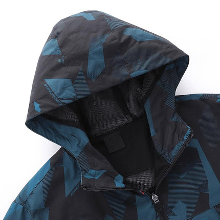 Campera corta rompeviento para hombre, diseño camuflado azul y negro, capucha ajustable, ideal para uso urbano diario.