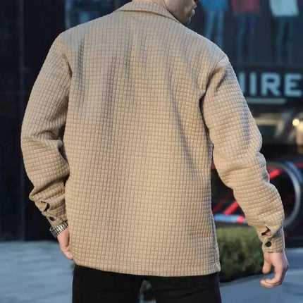 Campera Danux de lana, color beige, diseño cuadrado, ideal para hombres, con múltiples bolsillos y estilo versátil.