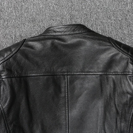 Campera de cuero negro 100% vacuno para hombres, vista desde atrás, estilo clásico y moderno, sobre fondo gris.