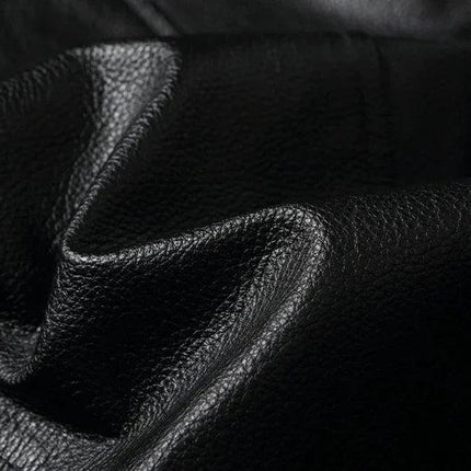 Campera de cuero negro 100% vacuno para hombres, textura detallada, estilo premium, moda argentina.