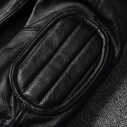 Manga de campera de cuero negro 100% vacuno para hombre, diseño acolchado, sobre alfombra gris.