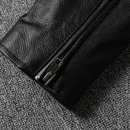 Campera de cuero negro 100% vacuno para hombre, detalle de manga con cierre metálico elegante y acabado texturizado.