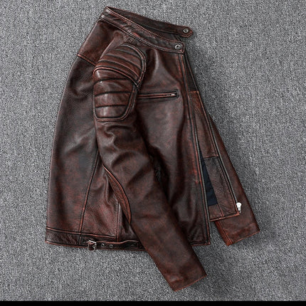 Campera de cuero vacuno marrón para hombre, diseño urbano con detalle acolchado en los hombros, estilo argentino.