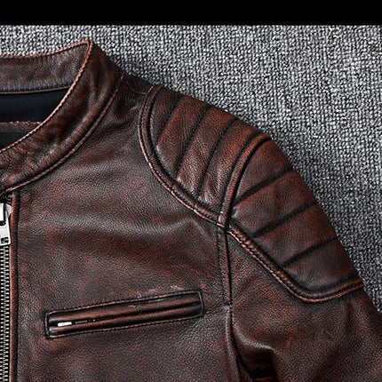 Campera de cuero vacuno marrón oscuro para hombre, diseño moderno con cremallera y detalles acolchados.