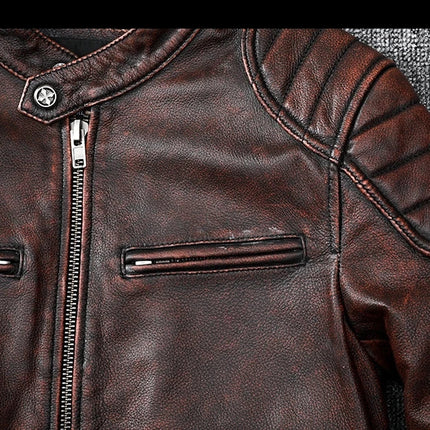 Campera de cuero marrón 100% vacuno para hombre, con cierre frontal y detalles acolchados en los hombros.