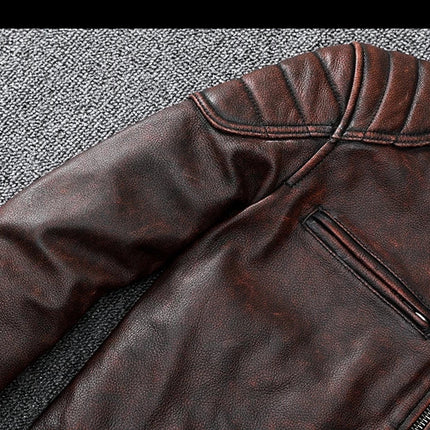 Campera de cuero marrón oscuro 100% vacuno para hombres, detalle de costuras y bolsillo en el pecho.