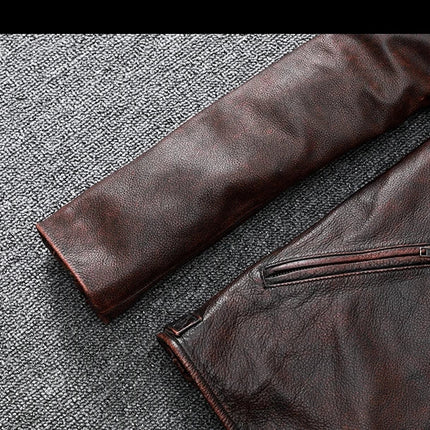 Campera de cuero masculino 100% vacuno color marrón oscuro, diseño elegante sobre fondo gris.