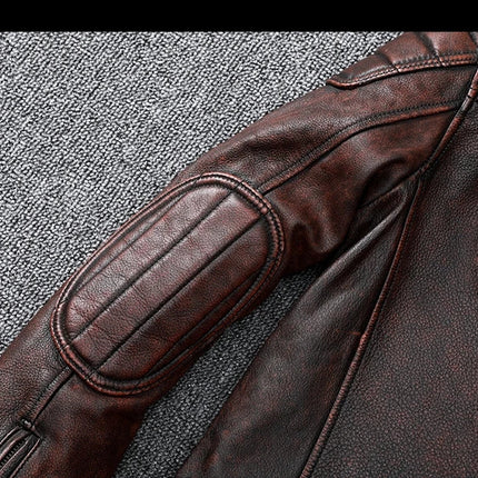 Campera de cuero marrón 100% vacuno para hombres, con detalle acolchado en la manga, sobre fondo gris texturizado.