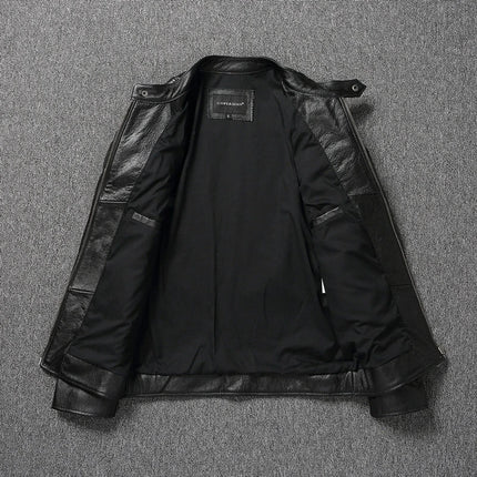 Campera de cuero 100% vacuno, color negro, para hombre, con interior forrado, vista desde atrás.