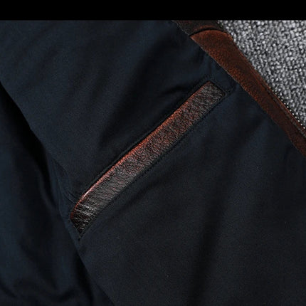Detalle de campera de cuero vacuno negro para adultos, con interior textil gris y costura de alta calidad.