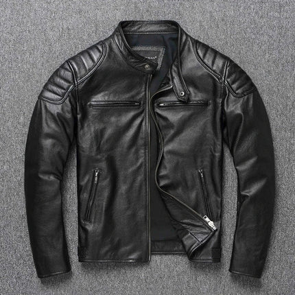 Campera de cuero negro 100% vacuno para hombre, estilo motero, con cierre frontal y detalle en los hombros.