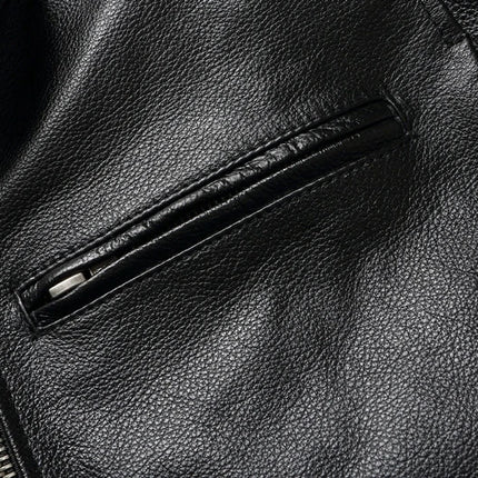 Campera de cuero negro 100% vacuno con cierre metálico para hombre, detalle de bolsillo con textura elegante.