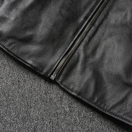 Campera de cuero negro 100% vacuno, diseño elegante para hombre, detalle de cierre y textura auténtica.