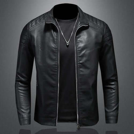 Campera de cuero negra slim para hombres, estilo urbano, material duradero, disponible con 15% de descuento hoy.