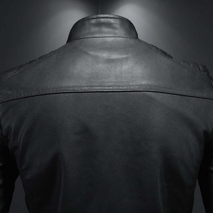 Espalda de campera de cuero negra para hombres, diseño slim, estilo elegante y moderno.