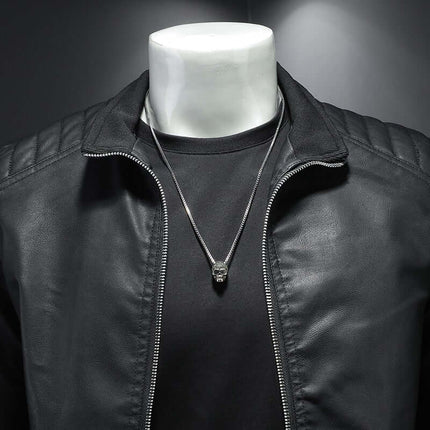 Campera de cuero negra slim para hombres, estilo urbano elegante, con cierre metálico y cuello alto, ideal para la ciudad.