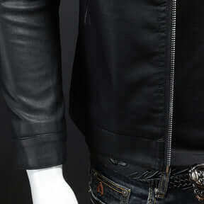 Campera de cuero slim negra para hombres, diseño moderno con cierre metálico.