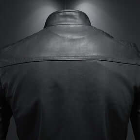 Campera de cuero slim negra para hombres, diseño elegante y moderno, destacando estilo y confianza.