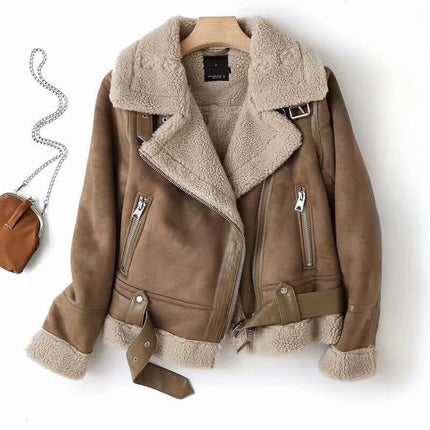 Campera de gamuza marrón para mujer, diseño tipo biker moderno, con interior de lana, cinturón y bolsillos amplios.