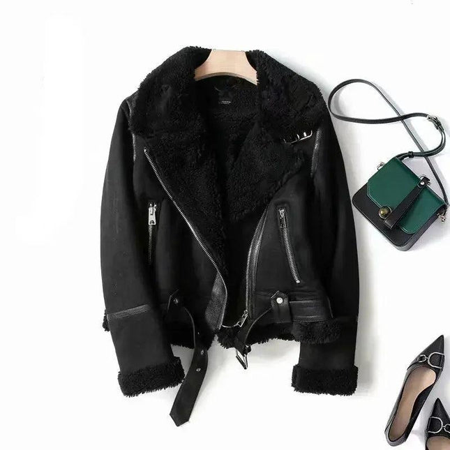 Campera de gamuza sintética negra para mujer con interior de lana de cordero y diseño tipo biker moderno oversize.