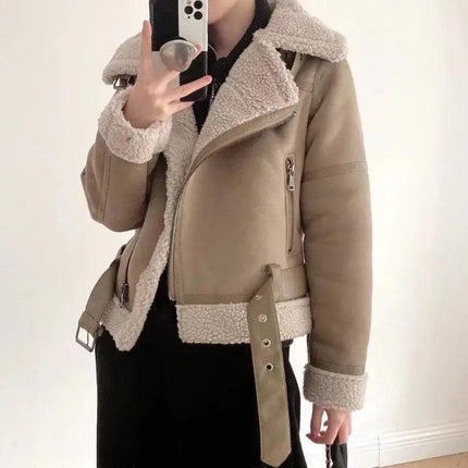 Campera de gamuza sintética marrón para mujer, interior de lana de cordero, estilo biker moderno y corte oversize.