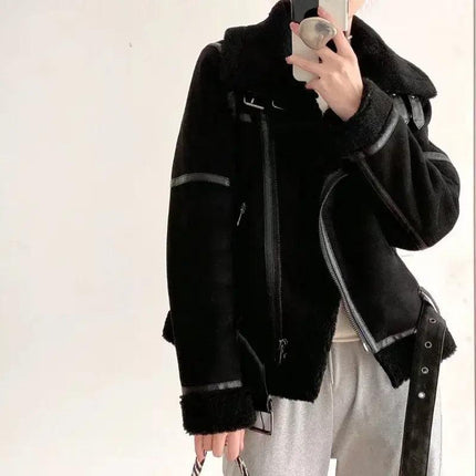 Campera de gamuza sintética negra para mujer, estilo biker con interior de lana. Ideal para invierno urbano.