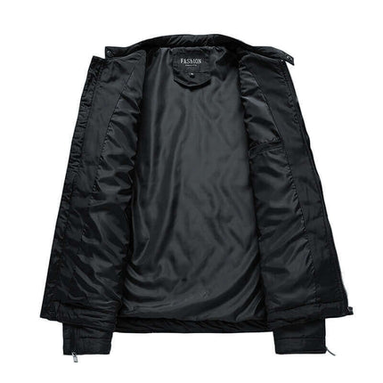 Campera negra de hombre, material sintético, interior acolchado, ideal para clima frío, estilo moderno.