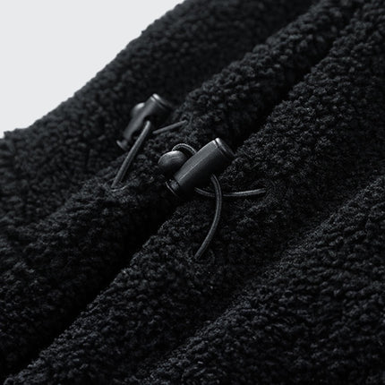 Detalle de ajuste en campera Expedition de lana negra para adultos, ideal para actividades al aire libre.