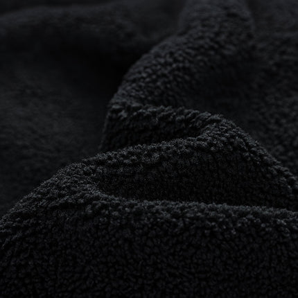 Textura de lana negra de la campera Expedition, ideal para actividades al aire libre y uso casual.