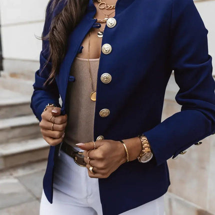Campera azul marino para mujer, estilo elegante, con botones dorados, perfecta para otoño, moda casual y sofisticada.
