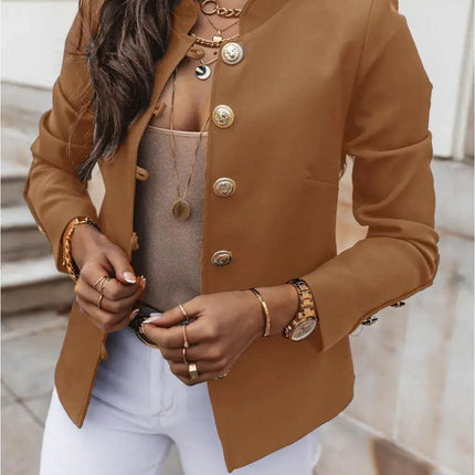 Campera Gabriela para mujeres, color marrón, con botones dorados, hecha en material sintético, ideal para otoño.