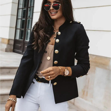Campera negra para mujer, estilo elegante, con botones dorados, ideal para eventos formales, combinada con pantalón blanco.