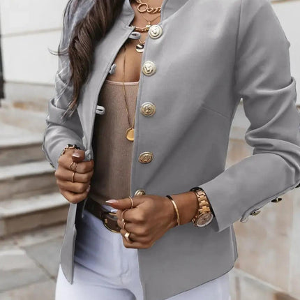 Campera elegante Gabriela de mujer, color gris, material seda con botones dorados, ideal para eventos formales.