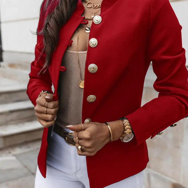 Campera de mujer roja con botones dorados, ideal para el otoño, hecha de algodón, elegante y moderna para ocasiones casuales.
