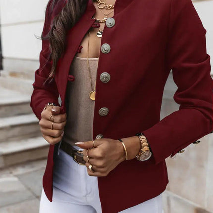 Campera de mujer Gabriela en color borgoña, hecha de material textil suave, con botones dorados, ideal para otoño e invierno.