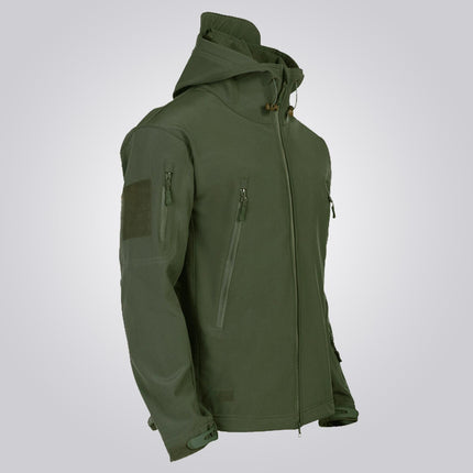 Campera impermeable verde para hombre, con interior de polar, bolsillos sellados, ideal para lluvia y frío.