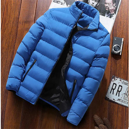 Campera acolchada azul para hombre, moderna y ligera, con relleno de algodón tipo seda y cremallera frontal.