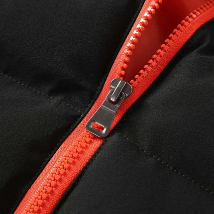Cierre rojo en campera acolchada negra LightPuff para hombre, ideal para jóvenes, material poliéster y algodón tipo seda.