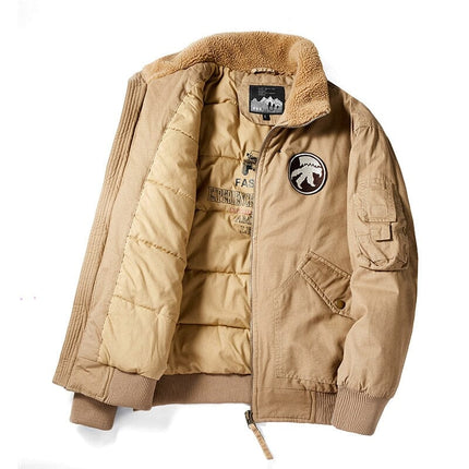 Campera bomber beige para hombre, algodón grueso, diseño relajado y cuello con forro de piel sintética, estilo aviador.