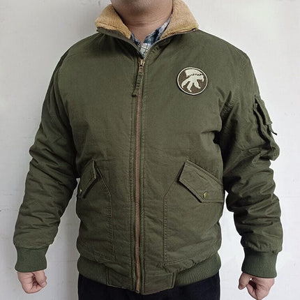 Campera Outwear Bombard verde oliva de algodón, estilo bomber, para hombre, con cuello afgano y parches decorativos.
