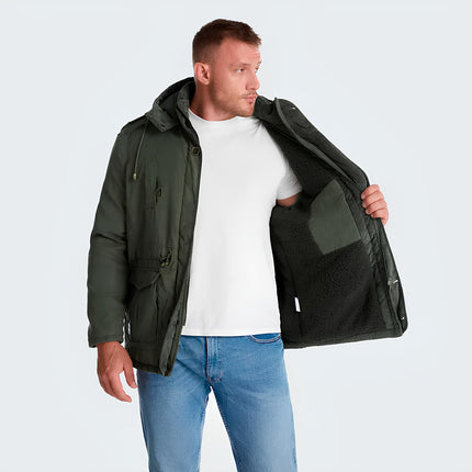 Hombre con campera Outwear verde oscuro, interior afelpado, protección térmica. Ideal hasta 0°C, para clima frío.