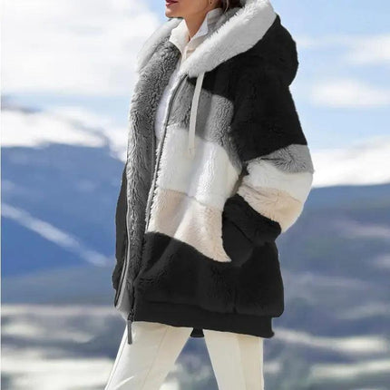 Campera oversize mujer gris y blanca, estilo urbano, con capucha y cremallera, interior de felpa suave, ideal para invierno.