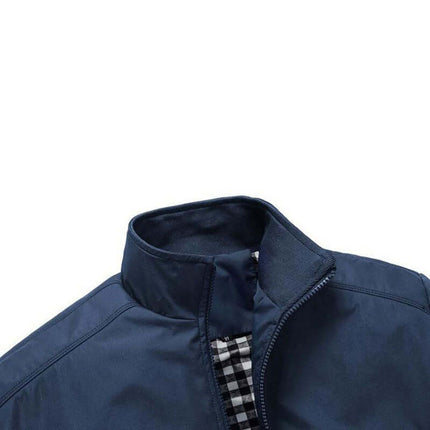 Campera social Moritz para hombre, azul marino, cierre frontal, confeccionada en tela resistente, detalle de cuadros.