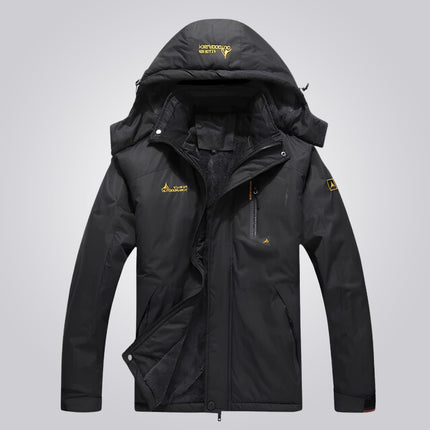 Campera térmica impermeable negra para hombre, ideal para aventuras al aire libre en clima desafiante.