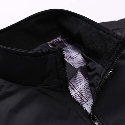 Campera negra William Elegance para hombres, confección en material impermeable, detalle de forro interno a cuadros.