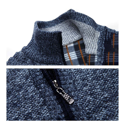 Cardigan clásico ejecutivo azul de lana, cierre metálico, forro a cuadros, ideal para hombres de negocios.