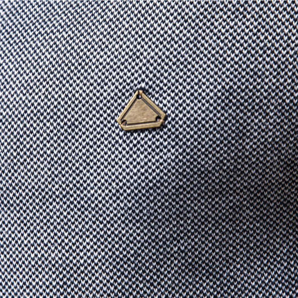 Textura de cardigan Madrid para hombre, tejido en lana gris con diseño minimalista, ideal para un look casual elegante.