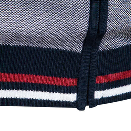 Detalle de cárdigan Madrid de lana azul oscuro con franjas rojas y blancas, para adultos elegantes en Argentina.
